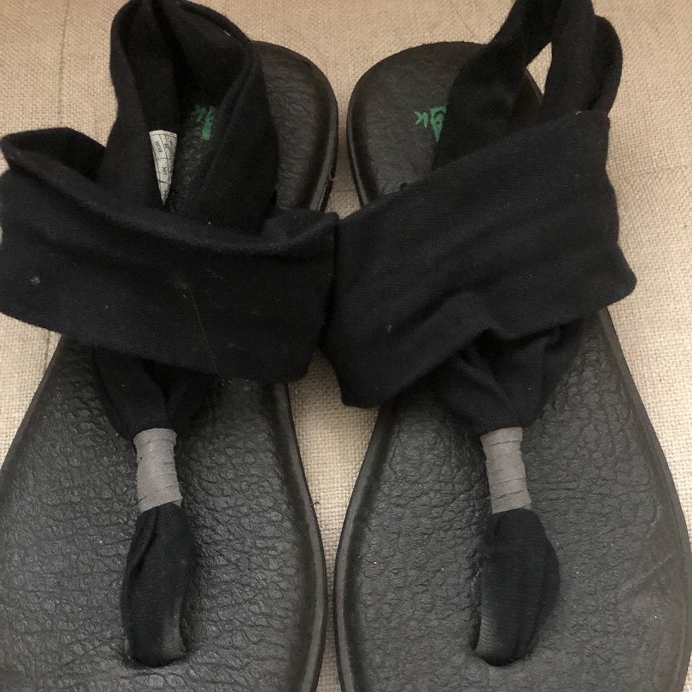 Black sanuk yoga sling